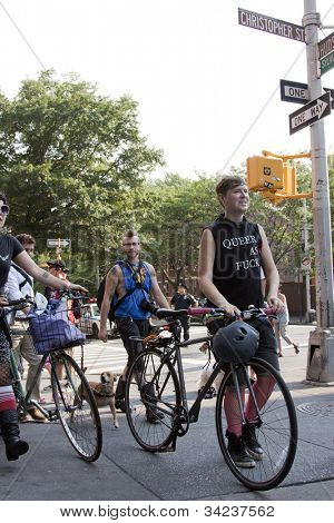 NEW YORK - 22. června: Příznivci chodit jejich kola, jak pochodují kolem Christopher Street a Hudson St 
