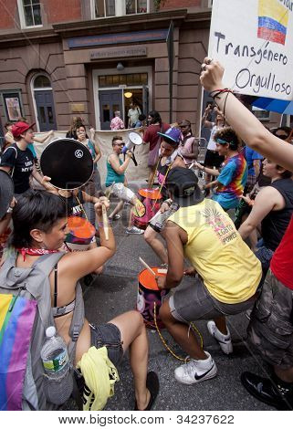 NEW YORK - 22. června: Příznivci hry domácí a tanec mimo du LGBT společenské centrum