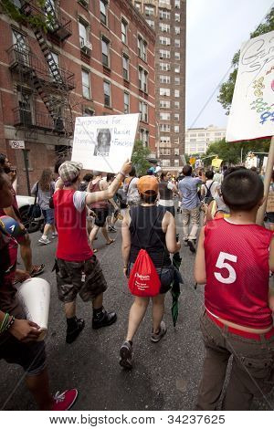 NEW YORK - 22. června: Stovky příznivců pochod v dolním Manhattanu během osmé výroční den Trans 