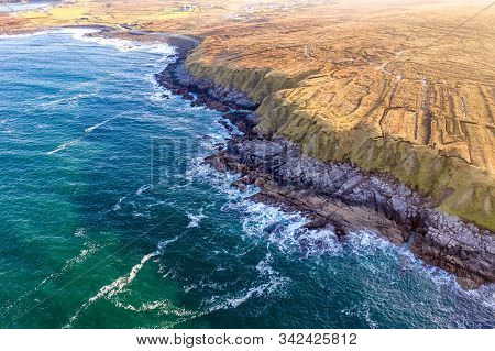 The Coastline Between Meenlaragh And Brinlack : Tra Na Gcloch In County Donegal - Ireland - Signs Of