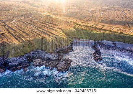 The Coastline Between Meenlaragh And Brinlack : Tra Na Gcloch In County Donegal - Ireland - Signs Of
