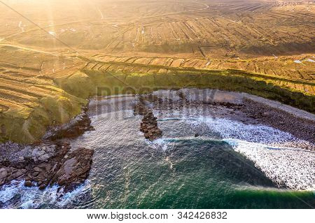 The Coastline Between Meenlaragh And Brinlack : Tra Na Gcloch In County Donegal - Ireland - Signs Of