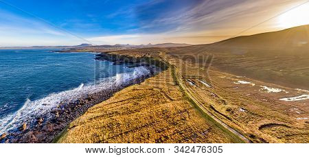 The Coastline Between Meenlaragh And Brinlack : Tra Na Gcloch In County Donegal - Ireland - Signs Of