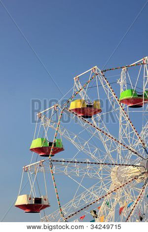 Pariserhjul mod den blå himmel
