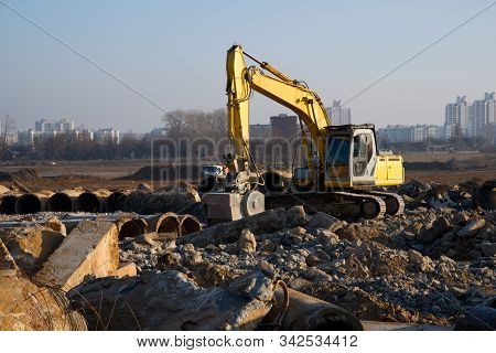 Excavator With Crusher Bucket For Crushing Concrete. Construction Waste Recycling For Construction M