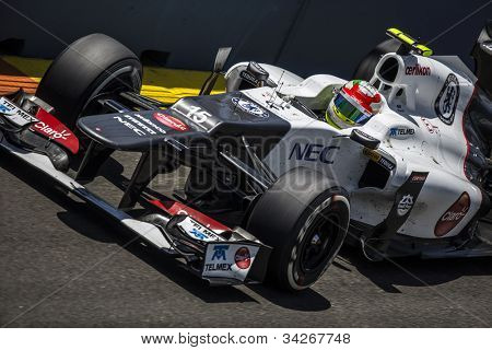 VALENCIA, Hiszpania - 24 czerwca: Sergio Perez w Formuła 1 Grand Prix Europy, Valencia Street czyszczenia łancuchów Row