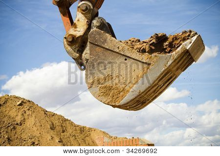 Radlader Maschine entladen Sand am Eathmoving arbeitet in Baustelle