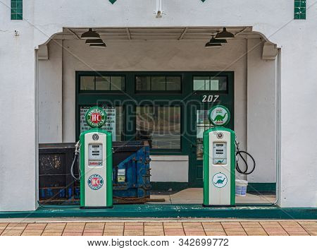 Cumming, Georgia - June 12, 2019: Sinclair Oil Corporation Is An American Petroleum Corporation, Fou