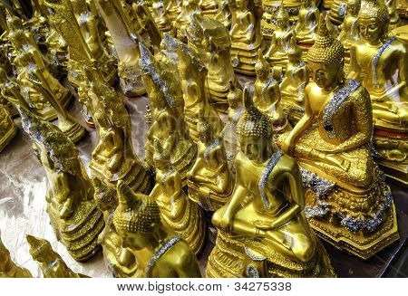 Le statue di Buddha d'oro