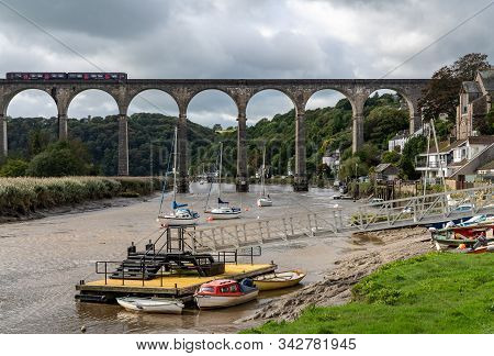 Calstock, Uk - 29 September 2019: Gwr Train On The Viaduct Over River Tamar By Calstock On The Borde