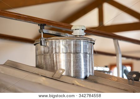 Truncated Top Stainless Steel Wine Tank Access Closed Door, Fermentation Vessels Tanks, Winery Makin