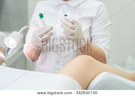 Gynecologist Holding Empty Plasmolifting Device Before Using It