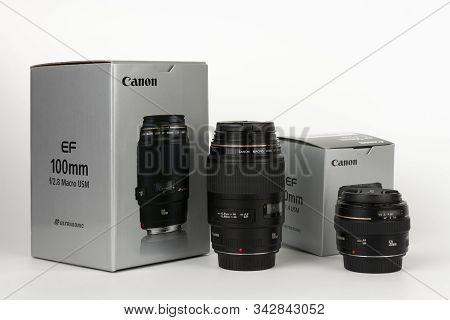 Brnenec, Czech Republic-august 13, 2019:  Two  Lens Canon Ef 100 Mm F 2,8 And Canon Ef 50 Mm F 1,4 W