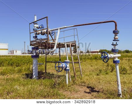 Well For Water Injection Into The Reservoir. Maintaining Reservoir Pressure. Oil Production. Well Fo