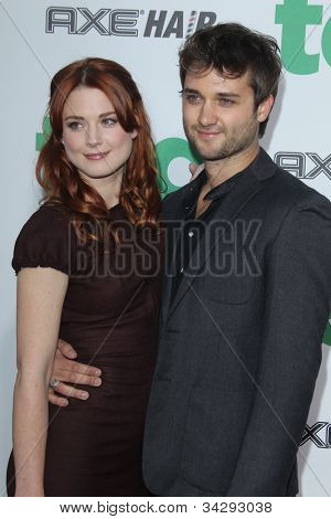 LOS ANGELES - JUN 21: Alexandra Breckenridge przybywa na premierze 