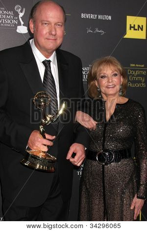 LOS ANGELES - JUN 23: Bill Geddie, Barbara Walters w sali prasowej 2012 Daytime Emmy Award