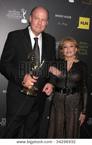 LOS ANGELES - JUN 23: Bill Geddie, Barbara Walters w sali prasowej 2012 Daytime Emmy Award
