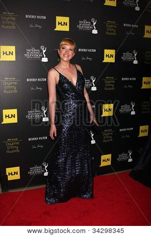 LOS ANGELES - JUN 23: Adrienne Frantz ankommer til 2012 Daytime Emmy Awards i Beverly Hilton Hot