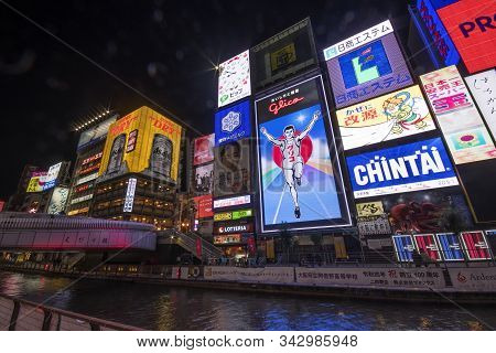 Osaka, Japan- 28 Nov, 2019: The Glico Man Advertising Billboard And Other Advertisemant In Dontonbor