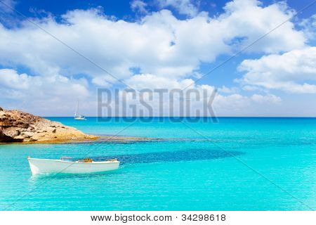 Es Calo de San Agusti com barco em turquesa de ilha de Formentera Mediterrâneo