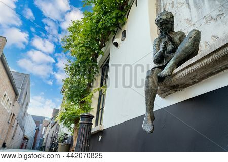 Everyday Life Is Depicted By This Beautiful Knitter(breistertje) Statue