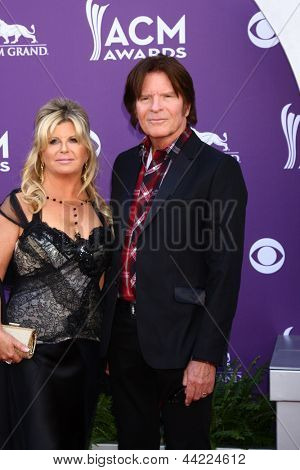 LAS VEGAS - MAR 7: John Fogerty przybywa 2013 Akademii Country Music Awards w MGM Gran