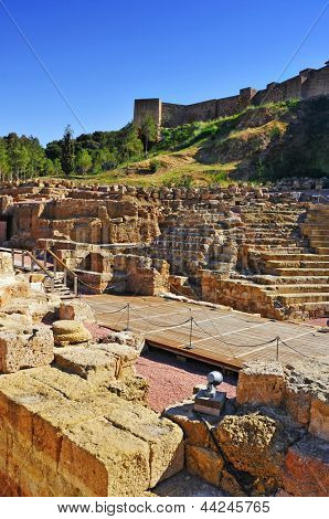 Teatro romano a Malaga, in Spagna con l'Alcazaba in background