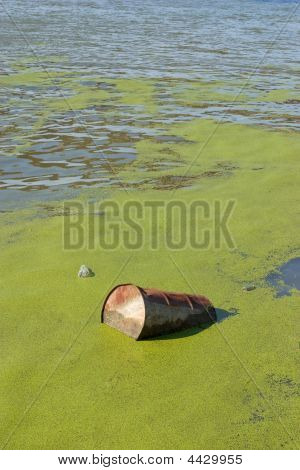 Cañón metálico flotando en el río