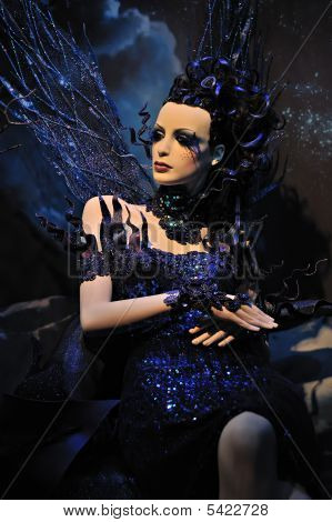 Wysoka modelka w niebieska sukienka i ustawienia fantasy