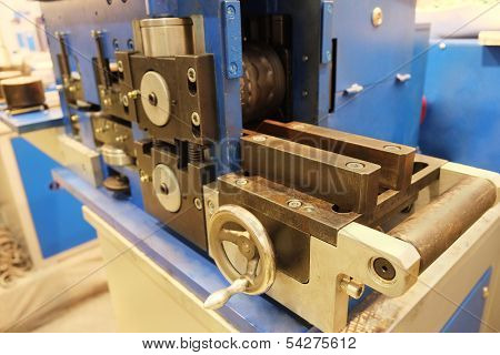 The image of a metal-working machine