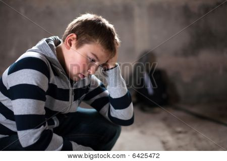 Problemi dei giovani Teenaiger contro Grunge Background con Skateboard e tracolla
