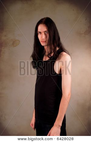 krásný gotický muž v černé košili