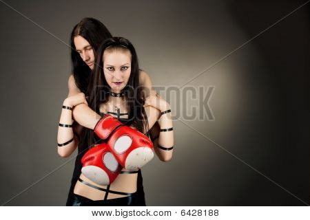 smyslná gotické pár stojící s Boxerské rukavice
