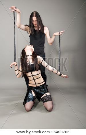 pár sexy gothic emo, hraní rolí hra s pásy