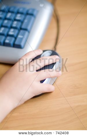 Childs mano sul mouse del computer