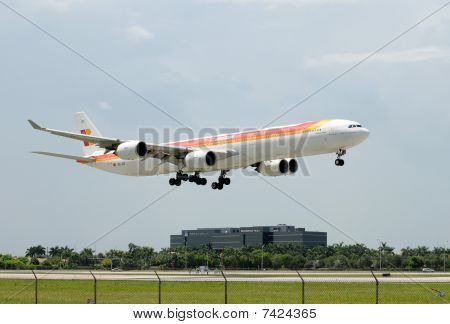 Iberia amiral gemisi yolcu uçağı Airbus A-340-600