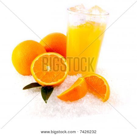 Jugo de naranja en el hielo