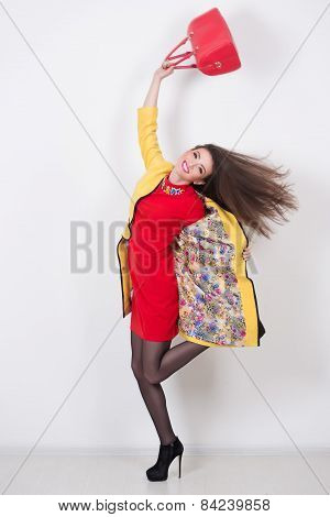 girl with a red bag and dress in yellow Polten