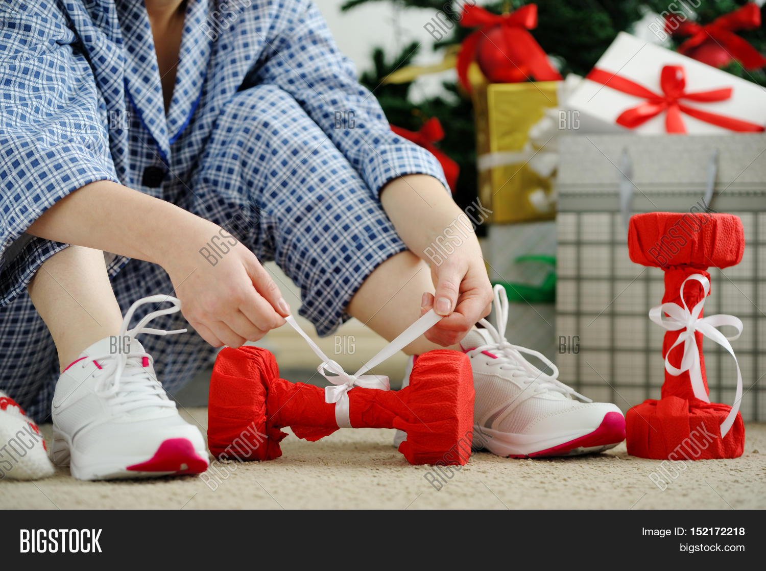 новогодние гантели. новогодние фитнес подарки. фитнес подарки фон. новогодняя акция фитнес. подарок на новый год для спорта.