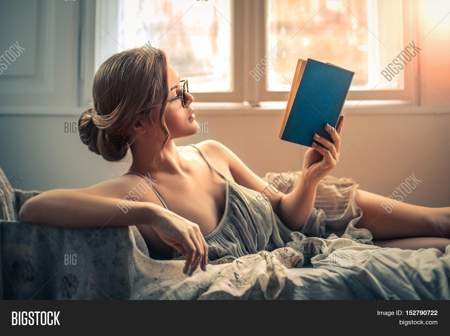 Девушка С Книгой Эротика Девушка С Книгой Эротика