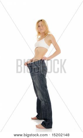 Slim donna In pantaloni oversize grande ha perso il suo peso. Isolated On White Background