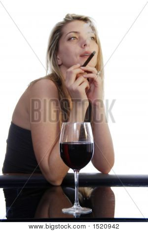 女性喫煙を葉巻
