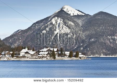 Obrázek Walchensee v bavorském Německu pokrytý sněhem