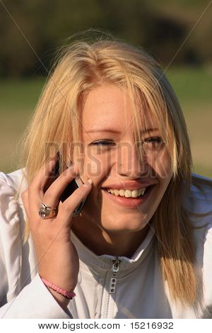 Angenehme Konversation für Teenager auf einem Handy mit Landschaft im Hintergrund.
