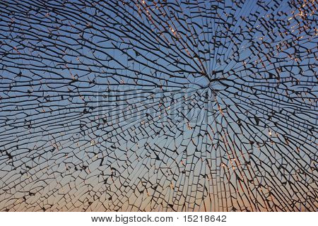 Via riflessione della luce su una finestra rotta al tramonto.