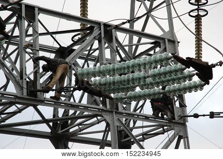Worker on the power line during operation