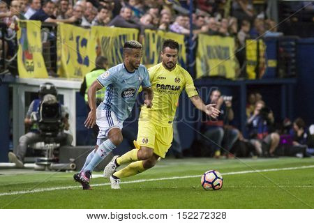 VILLARREAL, SPAIN - OCTOBER 16th: (L) Bongonda with ball during La Liga soccer match between Villarreal CF and R.C. Celta de Vigo at El Madrigal Stadium on October 16, 2016 in Villarreal, Spain