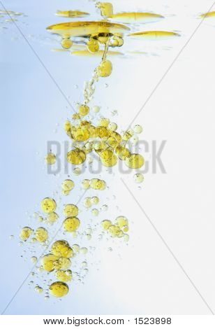 Olio d'oliva nell'acqua