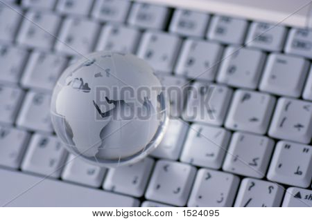 Kloden på et tastatur, Internet koncept
