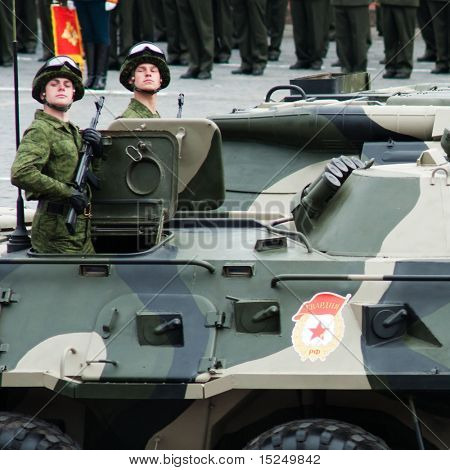Moskova - 6.5.2010: Venäjän BTR-80: n harjoitus aikana taivaltaan voitto Suuren isänmaallisen W